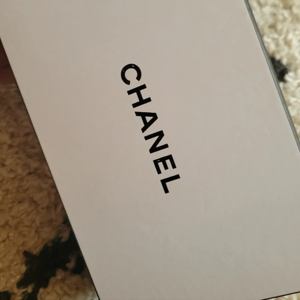 CHANEL gift box - Picture 2 of 3